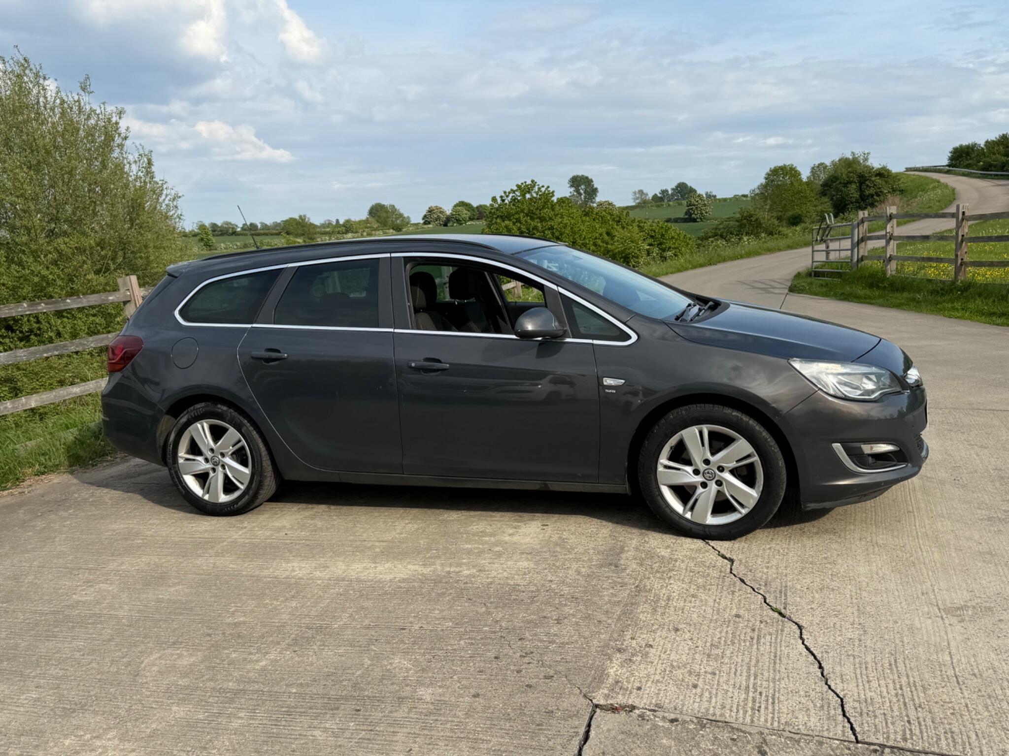 Vauxhall Astra 1.7 CDTi ecoFLEX SRi Sports Tourer Euro 5 5dr — photo 68 of 86